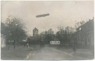 1915 Arad, Az első Zeppelin léghajó Arad fölött / the first Zeppelin airship over Arad. Ruhm Ö. photo (r)