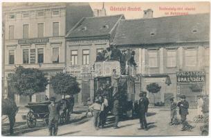 1908 Arad, Szabadság tér, emeletes autóbusz utasokkal tele Neumann M. reklámjával, Igaz Sándor óra és ékszer üzlete, szappan és gyertyagyár, Aradi Kereskedők Köre. Kerpel Izsó kiadása. Ruhm Ödön felvétele / square, double-decker autobus, shops (r)