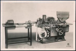 cca 1930-1935 Škoda-Popov Type B2 típusú cigarettacsomagoló gép, fotó, a hátoldalon német nyelven feliratozva, "Jaross és Bittera vasutfelszerelési és kereskedelmi vállalat Budapest" bélyegzővel, 16,5x11 cm