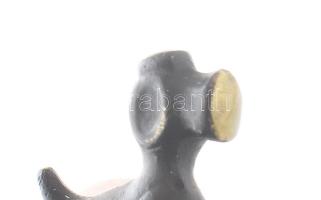 Walter Bosse: Kutya. Patinázott réz, cca 1960, jelzés nélkül, m: 2,5 cm