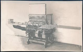 cca 1930-1935 Type FAVIII típusú cigaretta számláló- és csomagológép, fotó, a hátoldalon német nyelven feliratozva, 16,5x10 cm