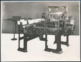 cca 1930-1935 Type FA100 típusú cigaretta számláló- és csomagológép, fotó, a hátoldalon német nyelven feliratozva, 15x11,5 cm