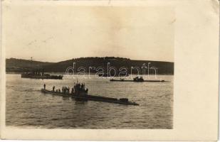 1917 S.M. U-III és IV. osztrák-magyar tengeralattjárók és SMS Warasdiner / K.u.k. Kriegsmarine Unterseeboote III und IV vor dem Auslaufen / Austro-Hungarian Navy submarines "U 3" and "U 4+. Rotes Kreuz 1916. Nr. 317. (EK)