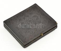 cca 1850 Fiatal hölgy, dagerrotípia, dekoratív tokban, a tok fedele levált, 7x6 cm