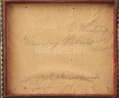 cca 1850 Elegáns férfi, dagerrotípia, dekoratív tokban, a tok fedele hiányzik, 9x8 cm