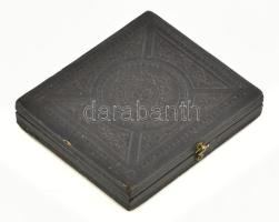 cca 1850 Hölgy gyermekével, ambrotípia (a dagerrotípiához hasonló technika), dekoratív tokban, a tok...