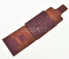 cca 1850 Fiatal hölgy, ambrotípia (a dagerrotípiához hasonló technika), dekoratív, dombornyomott bőr...