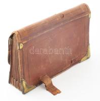 cca 1920 Nagy méretű régi bankjegy tárca. Bőr, réz veretekkel. Belül számfeliratokkal. sérült, kissé...