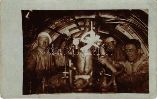 Osztrák-magyar tengeralattjáró gépháza matrózokkal / K.u.k. Kriegsmarine Unterseeboot / Austro-Hungarian Navy submarine's engine room interior, mariners. photo