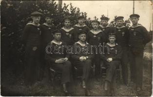 1916 S.M. U-XVIII osztrák-magyar tengeralattjáró matrózai / K.u.k. Kriegsmarine Unterseeboot XVIII Matrosen / mariners of the Austro-Hungarian Navy submarine &quot;U 18&quot;. photo (apró lyuk / tiny pinhole)