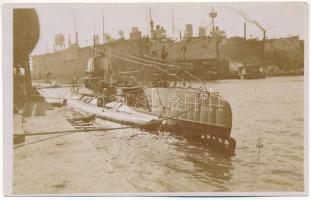 Pola, S.M. U-XXVII osztrák-magyar tengeralattjáró a kikötőben, mellette az SMS Admiral Spaun és SMS Erzherzog Franz Ferdinand / K.u.k. Kriegsmarine Unterseeboot XXVII / Austro-Hungarian Navy submarine &quot;U 27&quot;. photo