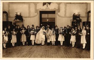 Fölvonulás a magyar lakodalmas táncból. Kiadja az Erzsébet Nőiskola Volt Növendékeinek Egyesülete / Hungarian folklore, wedding dance