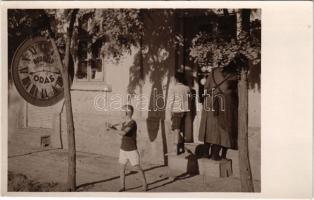 Borbély és órás cégtáblája. photo