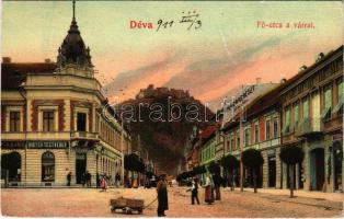 1911 Déva, Fő utca és vár, Fehér Kereszt szálloda, Hirsch testvérek és Mallász üzlete, gyógyszertár. Schumann Ernő kiadása / main street, castle, shops, pharmacy + &quot;VÖRÖSTORONY-BUDAPEST 255. SZ.&quot; vasúti mozgóposta