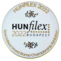 2022. "HUNFILEX 2022 Budapest - Specialised World Stamp Championship Exhibition" kézzel festett, hátoldalán jelzett Herendi porcelán emlékérem díszdobozban (86mm) T:UNC