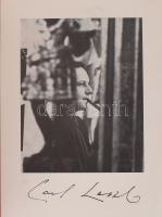 Klf. alkotók (közte Kassák Lajos és Yvaral, Vasarely fia): Hommage a Carl Laszlo, Editions le Cadre, [Basel], [1972?]. Soksorosított grafikák és szövegek. Alkotók: Getulio Alvani, Carlo Belolli, Erich Brauer, Enrico Castellani, Walter Dexel, Gudmundur G. Erro, Günter Fruhtrunk, Lily Greenham, Hans Hanko, Friedensreich Hundertwasser, Kassák Lajos (szitanyomat nyomtatott aláírással, számozás nélkül), Fritz Köthe, Hans Krenn, Markus Kutter, Yves Laloy, Christian Megert, Mrcello Morandini, Müller-Brittnau, Paolo Scheggi, Ed Sommer (kísérőszövegben tévesen Wieland Schmied), Paul Talmann és Yvaral (jelzett, számozatlan szitanyomat). Armand és Gianni Colombo műve hiányzik. Megjelent 100 példányban, amelybül az 1-35 példányok a közreműködők részére foglalt. Az egyes művek részben számozottak, 48/100 vagy 48/105 számozással. Kiadói vászonborítású, műanyag fedelén plasztikus, számozott 048/100) dobozban Enrico Castellani sokszorosított objektje, doboz fedele kissé kopott. Egyes alkotások mérete változó, 12x10 és 15x10 cm között. Ritka!