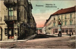 1918 Pozsony, Pressburg, Bratislava; Védcölöp út, Wildmoser Zs. üzlete, hirdetőoszlop órával, villamos megállóhely / Pallisadenweg / street, shop, advertising column with clock, tram stop