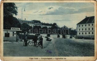 1932 Nagyszeben, Hermannstadt, Sibiu; Piata Unirii / Einigkeitsplatz / Egyesülési tér, kerékpárosok, benzinkút / square, bicycles, gas station (kopott sarkak / worn corners)