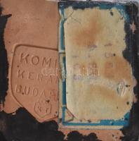 Komlós kisfiú virággal. Mázas kerámia, jelzett, aljánál sérülésekkel, m: 14,5 cm