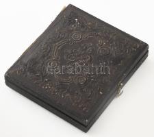 cca 1850 Szakállas úr, ambrotípia (a dagerrotípiához hasonló technika), dekoratív tokban, a tok raga...