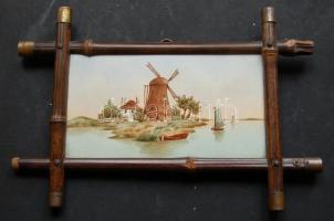 XX. század eleji kézzel festett holland malmot ábrázoló porcelánkép, ismeretlen jelzéssel, bambusznád keretben (30 x 20cm)