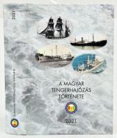 A magyar tengerhajózás története. Főszerk.: Hadnagy Gábor. A főszerkesztő, Hadnagy Gábor által DEDIKÁLT példány. Bp., 2021, Magyar Tengerészek Egyesülete. Gazdag fekete-fehér képanyaggal illusztrált. Kiadói kartonált papírkötés, jó állapotban.