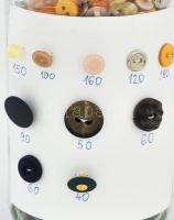 cca 1000 db gomb, 10 klf fajta, üvegben, oldalán a gombok fajtáinak száma meghatározva