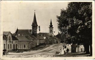 1943 Szászrégen, Reghin; Református és katolikus templomok, szíjgyártó szövetkezet, magyar zászlók / Calvinist and Catholic churches, Hungarian flags, cooperative shop (gyűrődés / crease)