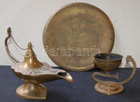 3db díszes indiai réztárgy, mint: egy falitnyér (20cm átmérővel), egy lámpás (24cm hosszú) és egy kis édességkínáló (8cm magas)