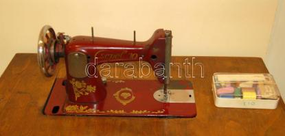 Régi idők Csepel márkájú otthoni lábbal hajtható fába ágyazott varrógép igazán megkímélt állapotban, kihúzható fiókkal, különféle tartozékaival