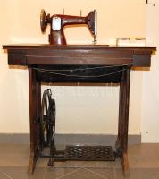 Régi idők Csepel márkájú otthoni lábbal hajtható fába ágyazott varrógép igazán megkímélt állapotban,...