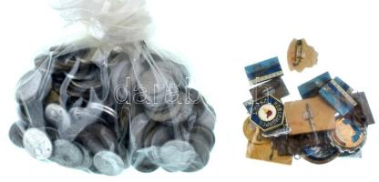 ~400g vegyes magyar és külföldi fémpénz + 18db műgyantás szocialista jelvény T:vegyes