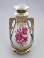 Royal Dux Bohemia kétfüles váza matricás, aranyozott és domború díszítéssel. Jelzett, kis kopással, m: 14 cm