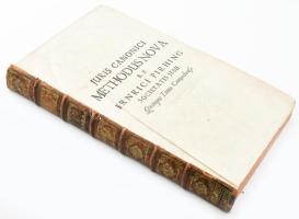 [Pirhing, Ernricus (1606-1679)]: Jus canonicum in V. libros decretalium distributum, nova methodo explicatum, omnibus capitulis titulorum [...] Tomus primus. Editio novissima. Dilingae, 1722, Joannem Federle, 4 sztl. lev.+ 700+43+(1) p. Latin nyelven. Borító nélkül (a gerinc megvan), kissé foltos lapokkal, az utolsó lapon szöveget nem érintő hiánnyal.