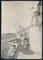 ca 1915 S.M.S. Friedrich osztrák-magyar csatahajó matróza a fedélzeten a hajó ágyúival. A sailor is walking on the main deck of S.M.S. Friedrich. In front of him is a turret housing one 7.6-inch gun; on the deck below, three more 7.6-inch guns stick out from the casemate. 7,5x10 cm / A sailor is walking on the main deck of S.M.S. Friedrich. In front of him is a turret housing one 7.6-inch gun; on the deck below, three more 7.6-inch guns stick out from the casemate.7,5x10 cm photo