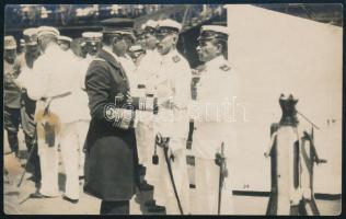 1917 Az S.M.S. Novaral Spaun osztrák-magyar hadihajó fedélzetén IV. Károly császár és király látogatása alkalmával matrózokkal beszél. Eredeti pecséttel jelzett fotó 14x9 cm / Kaiser Karl I speaks to officers on board S.M.S. Novara on June 3, 1917. Black-and-white original photograph by Brüder Schuhman of Vienna.14x9 cm