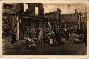 Szczytno, Ortelsburg; Markt auf offener Strasse in Ortelsburg (Ostpreussen) / WWI military, street market amongst ruins