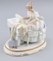 Wallendorf harmoniumon (zongorán) játszó hölgy. Porcelán figura. Kézzel festett, jelzett, minimális kopással 19x20 cm
