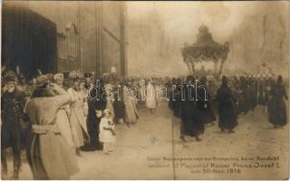 Unser Kaiserpaar und der Kronprinz beim Kondukt weiland Sr. Majestät Kaiser Franz Josef I. am 30. Nov. 1916. / Ferenc József temetésén IV. Károly és Zita Ottóval / Charles I of Austria and Zita with Otto at the funeral of Franz Joseph