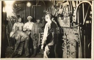 SMS Erzherzog Franz Ferdinand az Osztrák-Magyar Haditengerészet Radetzky-osztályú csatahajó kazánháza matrózokkal / K.u.K. Kriegsmarine / Austro-Hungarian Navy ironclad warship's boiler room interior with mariners. photo