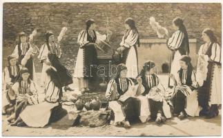 Polyán, Pojana, Poiana Sibiului; Fete / Mädchen / erdélyi folklór / Transylvanian folklore. Fot. Orig. E. Fischer