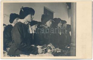 Kistorony, Neppendorf, Turnisor (Nagyszeben, Sibiu); Femei / Landlerinnen / erdélyi folklór / Transylvanian folklore. Foto orig. J. Fischer, 1936. (Rb)