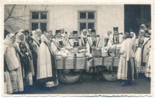 Szenterzsébet, Hammersdorf, Gusterita (Nagyszeben, Sibiu); Masa cu cadouri de nunta la tarani sasesti / Hochzeitsgabentisch bei den sächsischen Bauern / Erdélyi szász folklór, esküvő / Transylvanian folklore, Saxon wedding. Foto orig. E. Fischer, 1936.