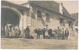 Szelindek, Stolzenburg, Slimnic; Die Batterie kauft Getreide / Gabonát vásárló német katonák. Otto Ebering kiadása és felvétele / WWI military, German soldiers buying grain (EK)