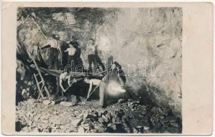 Nagybánya, Baia Mare; Mina Statului, Dealul Crucii. Abataj in orizontal No. VIII. / Kereszthegyi aranybánya, belső bányászokkal / gold mine, interior with miners. Foto Electric (fl)