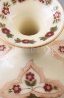 Zsolnay vajszínű alapon virágmintás kisváza pár. Jelzett, hibátlan (szereléke javítandó), m: 8,5 cm