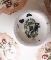 Zsolnay vajszínű alapon virágmintás kisváza pár. Jelzett, hibátlan (szereléke javítandó), m: 8,5 cm