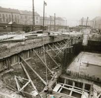 cca 1972 Budapest, a Moszkva téri metróállomás építésének dokumentációs felvételei, föld felett és f...