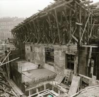 cca 1972 Budapest, a Moszkva téri metróállomás építésének dokumentációs felvételei, föld felett és f...