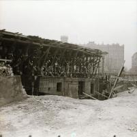 cca 1972 Budapest, a Moszkva téri metróállomás építésének dokumentációs felvételei, föld felett és f...